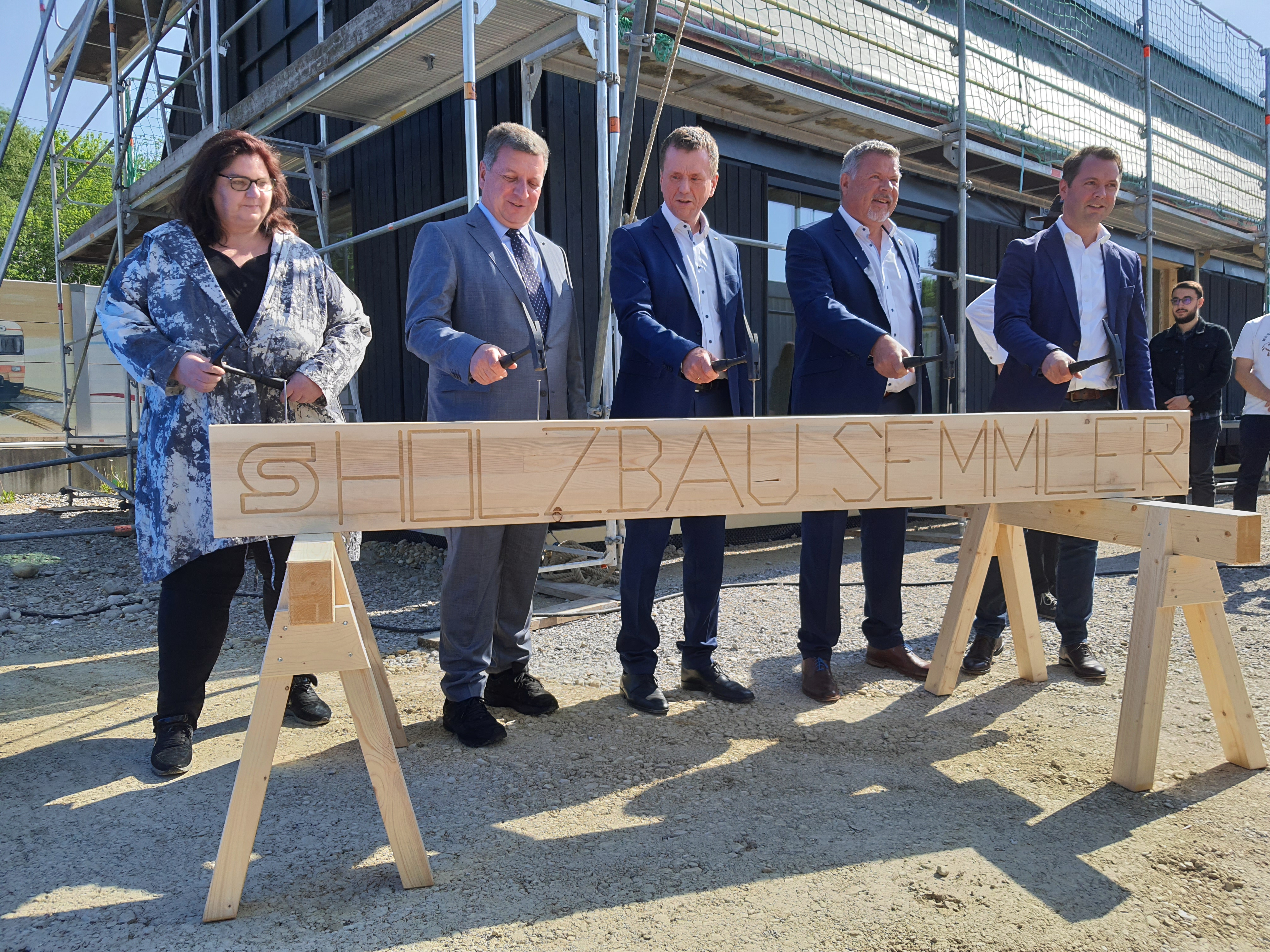 Richtfest für erstes Bahnhofsgebäude aus Holz